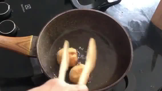Foto langkah ke 4 dari resep Donat 3 Bahan Tanpa Uleni Takaran Sendok.