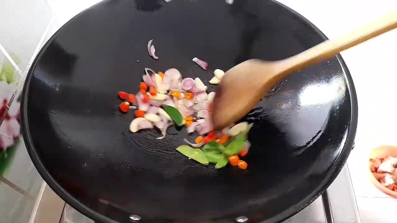 Foto langkah ke 6 dari resep Tumis Pare Petai dan Teri.