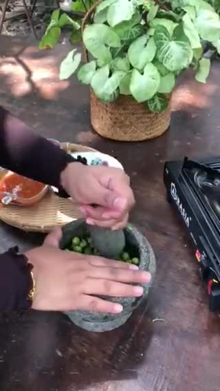 Gambar langkah 2 resipi Sambal Terung Pipit.