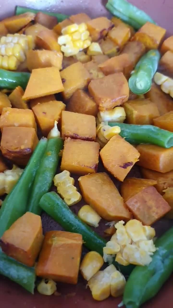 Foto del paso 1 de la receta: 🥢🍚 Poke bowl "otoñal" con calabaza, choclo y chauchas 🍲