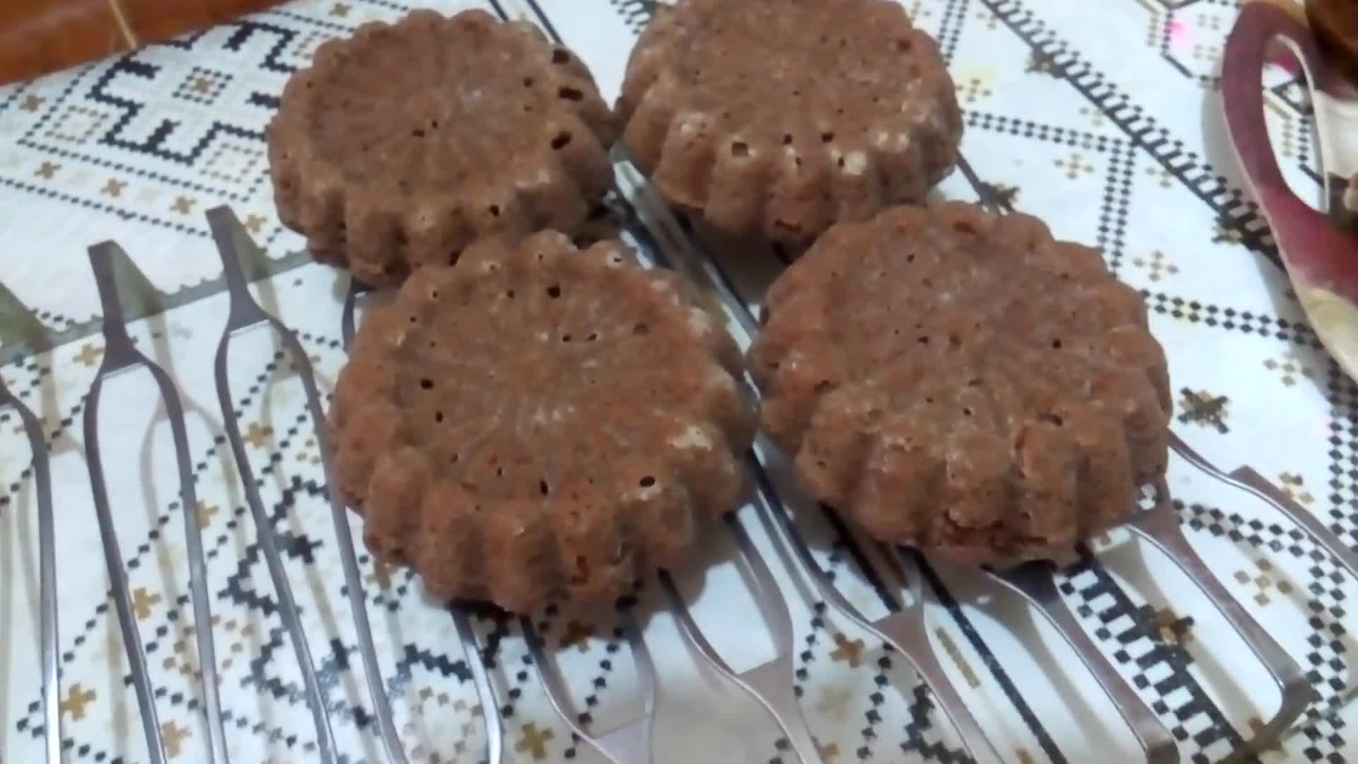 صورة لخطوة 6 من وصفة كيكات فردية بالميكسور بذوق الشكولاتة 🍫