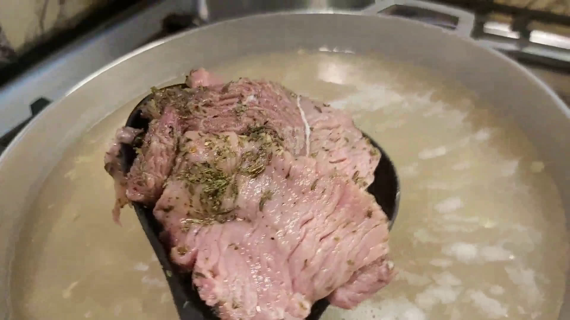 Foto del paso 3 de la receta: Sopa de lentejas con carne y cábano