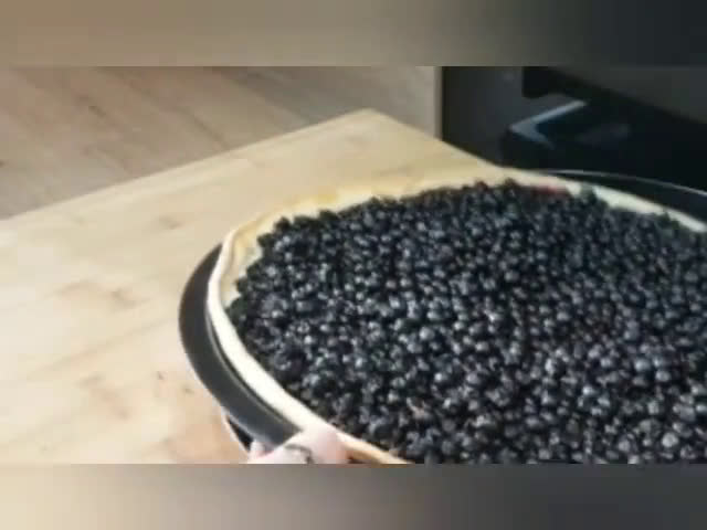 A picture of step 4 of Blueberry Pie☕️.