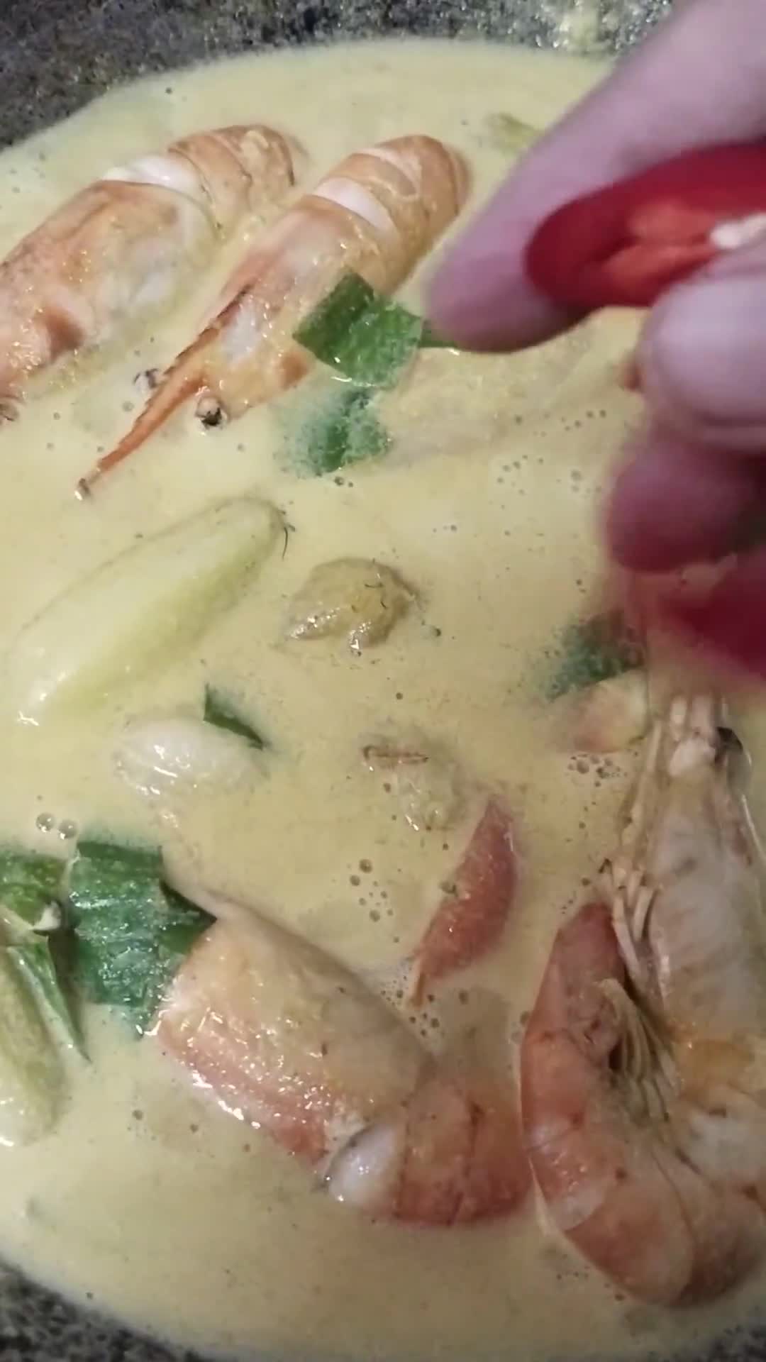 Gambar langkah 3 resipi Udang galah masak lemak cili padi.