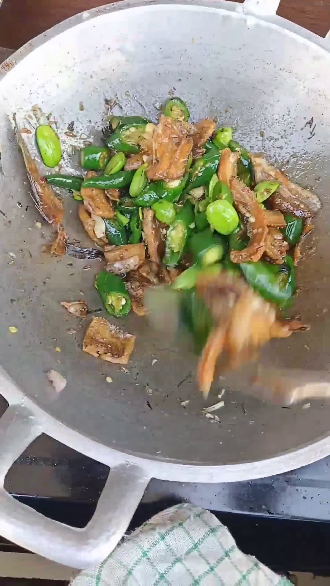 Foto langkah ke 2 dari resep Tumis ikan asin gabus.