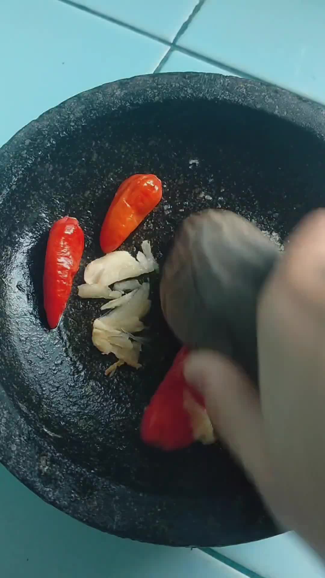 Foto langkah ke 6 dari resep Telur geprek ala anak kost.