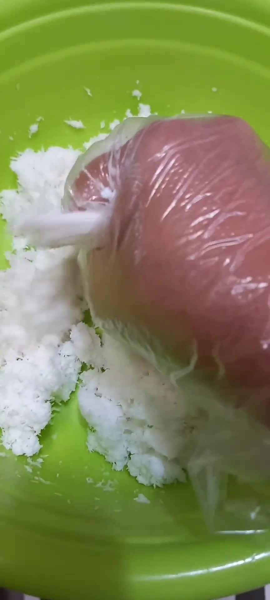 Foto langkah ke 2 dari resep Wingko Kekinian Melon 🍈.