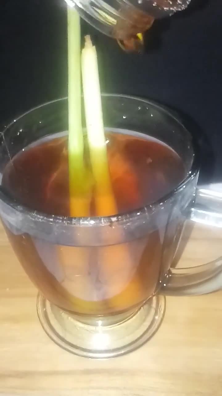 Foto langkah ke 3 dari resep Lemongrass Honey Tea.