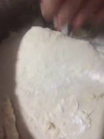 صورة لخطوة 4 من وصفة عجينة البيتزا مثل المحلات