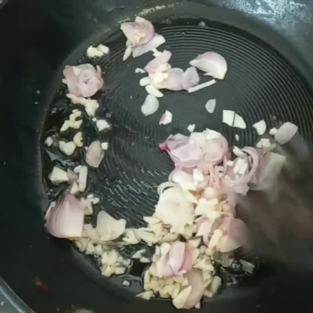 Foto langkah ke 2 dari resep Orak Arik Timun Telur Asin.