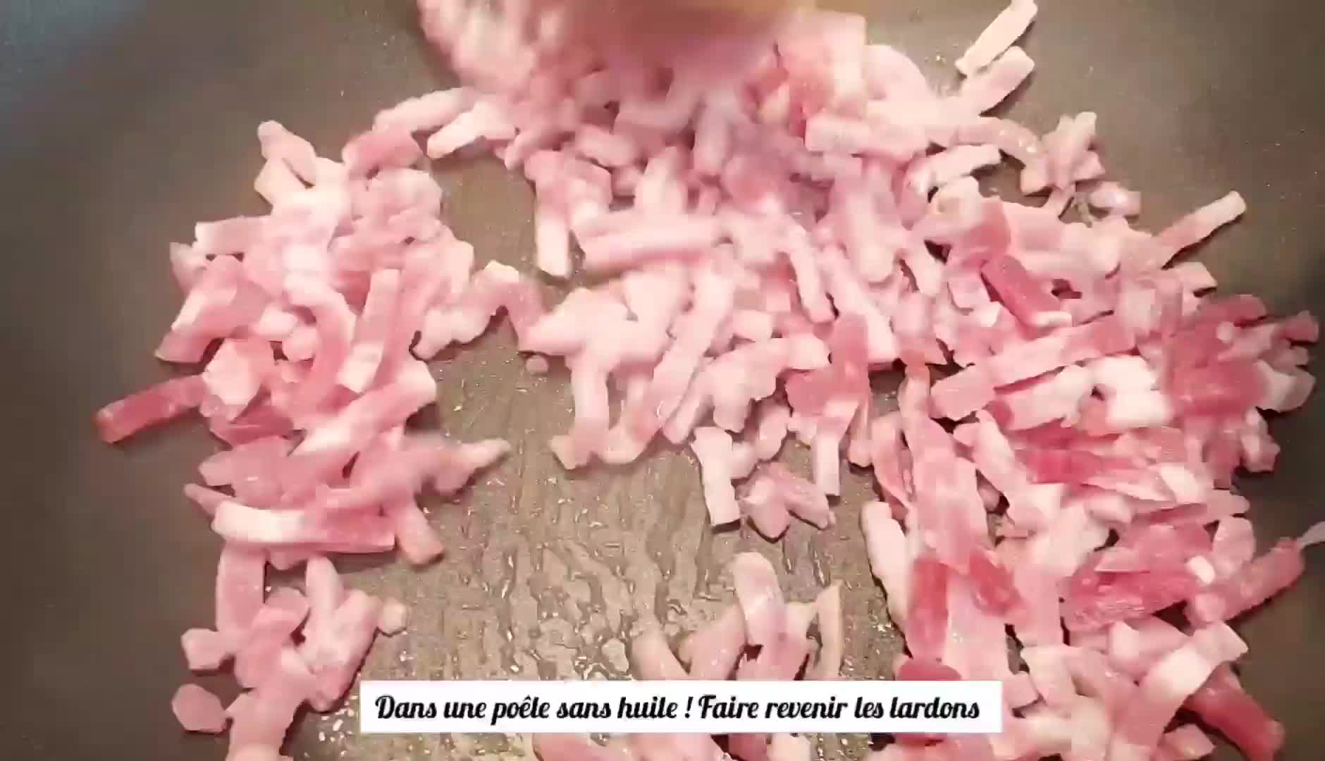 Une image de l'étape 2 de Pâtes à la crème de gorgonzola, lardons et noix.