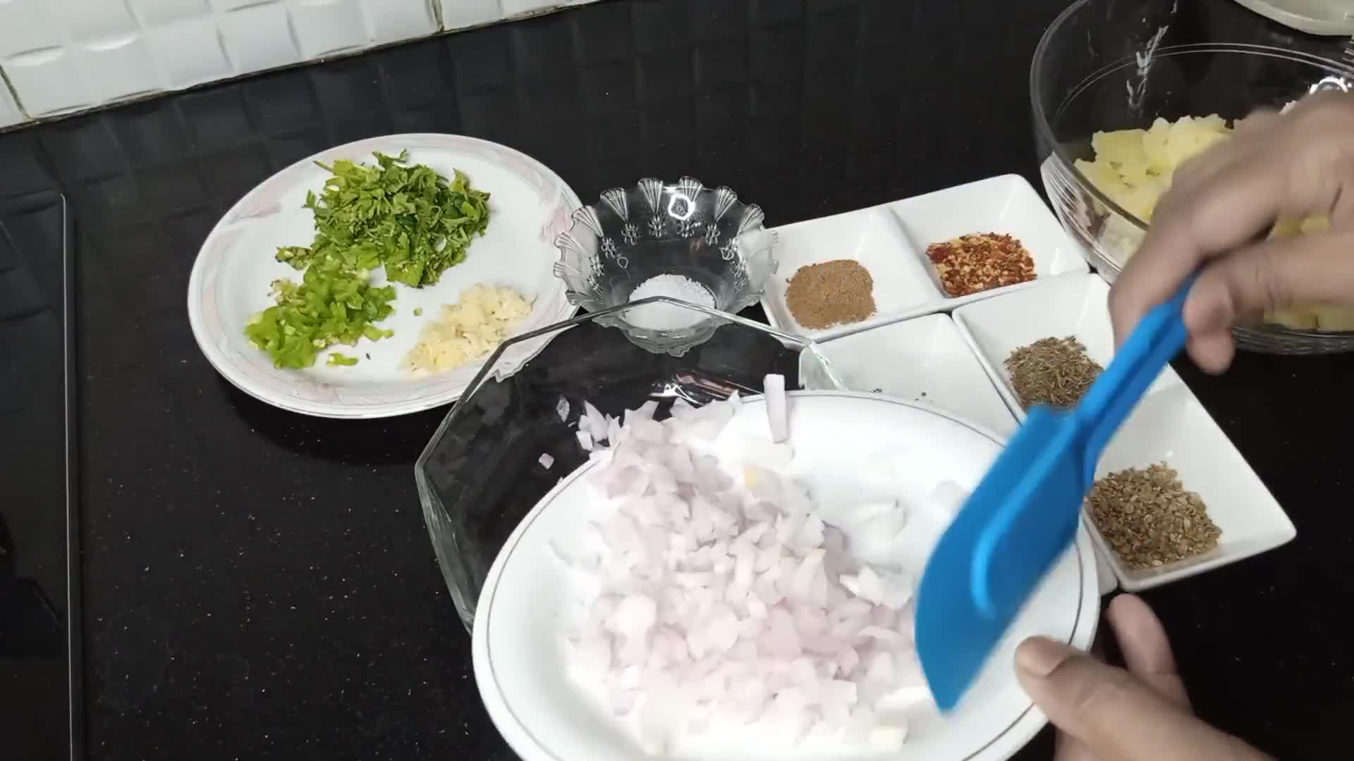 A picture of step 6 of Aloo Ke samosay.