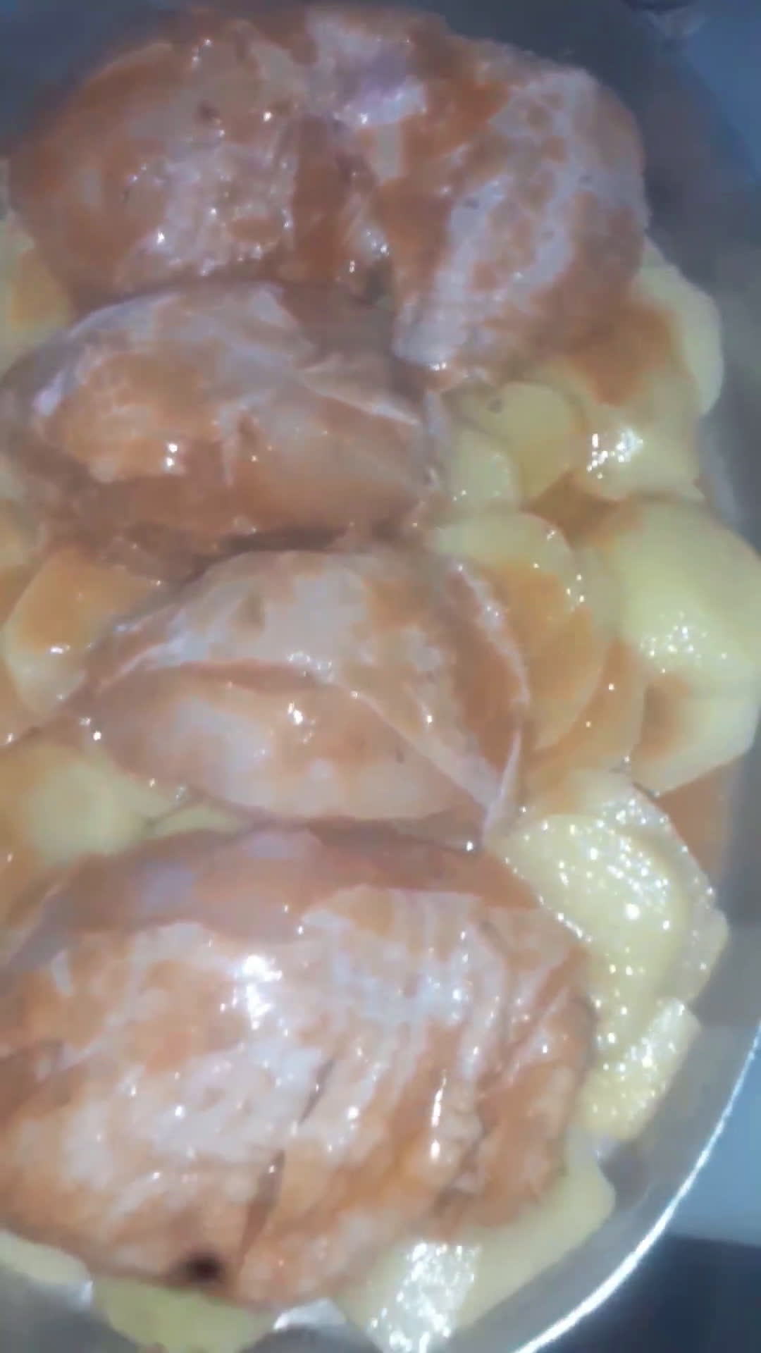 صورة لخطوة 3 من وصفة بطاطا بالدجاج محمر في الفرن ولا الذ 😋🤤