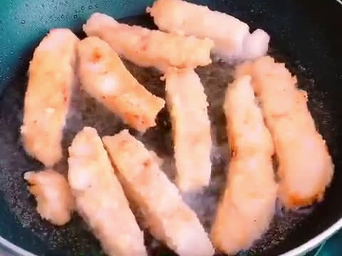 Hình bước làm 2 của món Gỏi Cuốn Cá Tuyết Chiên Giòn