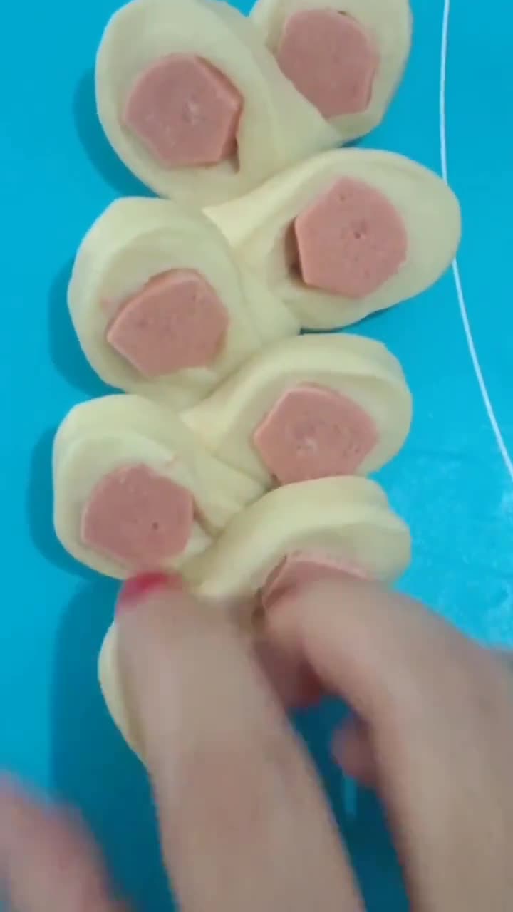Foto langkah ke 4 dari resep Caterpillar Bread.