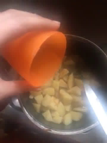 A picture of step 1 of “ACHAARI ALOU with SPRING ONION “.