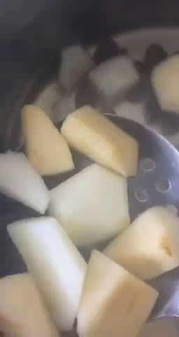 صورة لخطوة 4 من وصفة شوربه الكمثري والزبيب