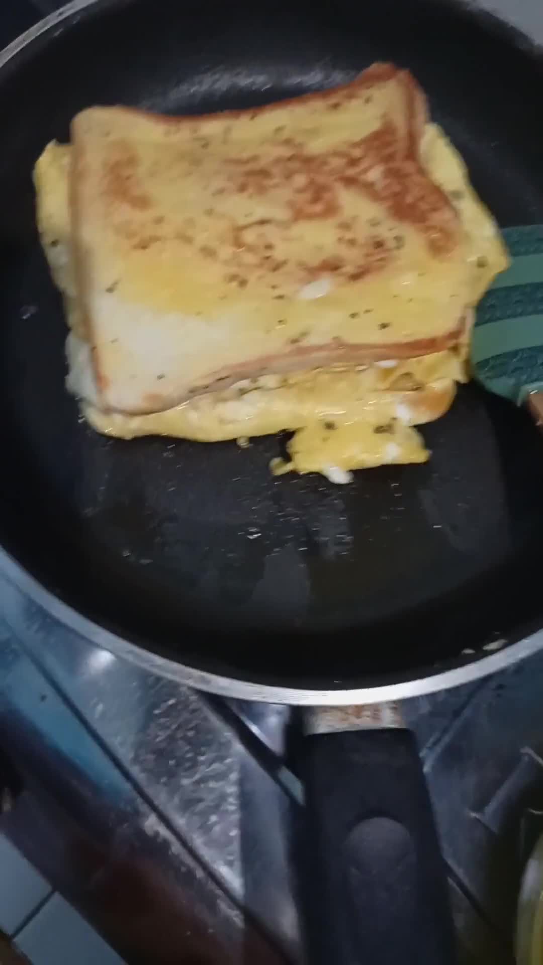 Foto langkah ke 3 dari resep Egg sandwich.