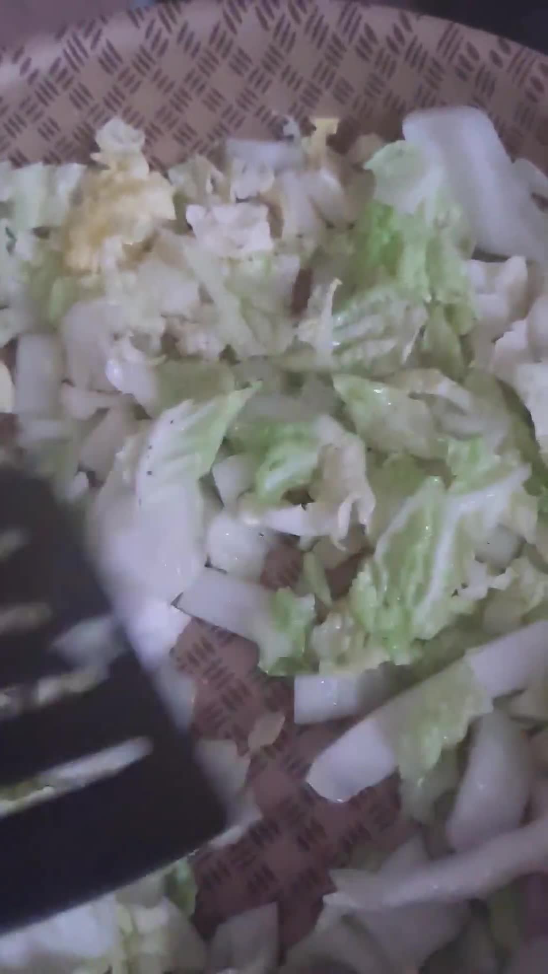 Foto del paso 2 de la receta: Tortilla de akusai (col china) 🥬 y cebolla 🧅 Receta de aprovechamiento