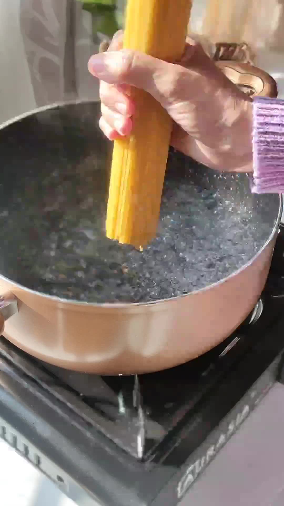 Gambar langkah 1 resipi Pasta Aglio Olio.