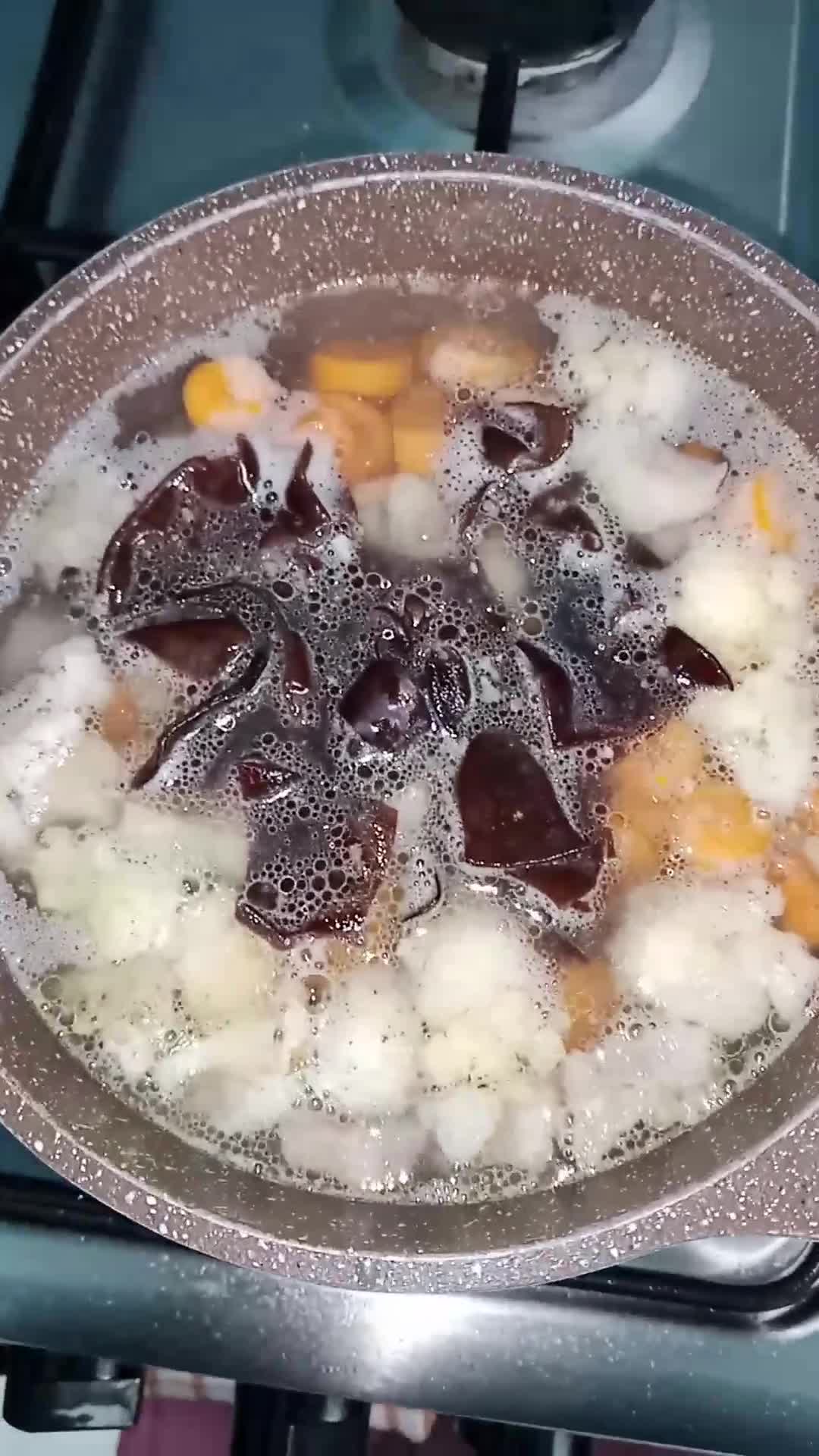 Foto langkah ke 3 dari resep Sop Tetelan Bakso.