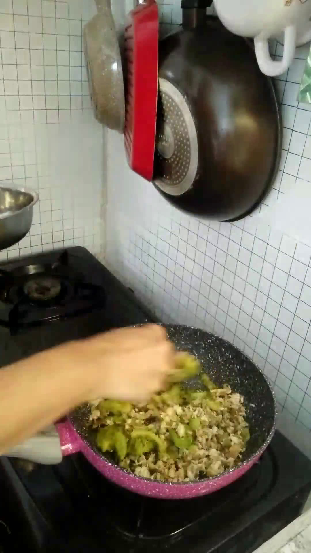 Foto langkah ke 2 dari resep Tongkol suwir lombok ijo.