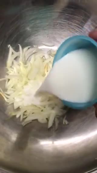 Foto langkah ke 2 dari resep Bawang Bombay slice Goreng krispi.