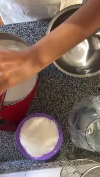 Foto del paso 3 de la receta: Cocadas ! Merengue y coco no más ♥️🥰 sin tacc