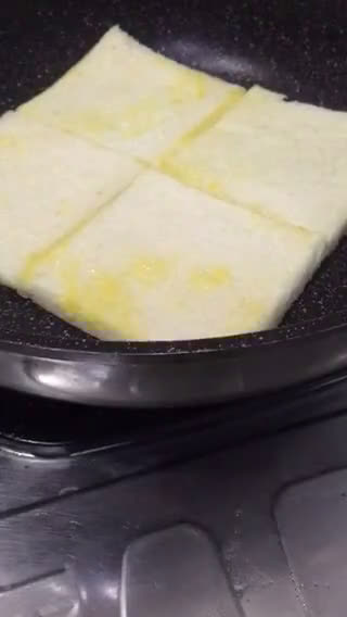 Foto langkah ke 2 dari resep Roti dengan tuna egg mayo.