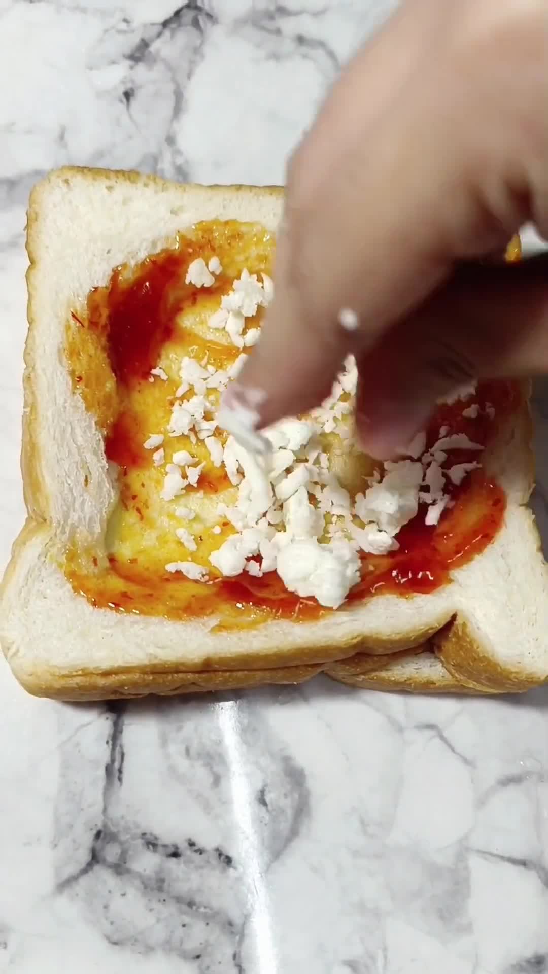 Gambar langkah 4 resipi Pizza Button Mushroom Toast.