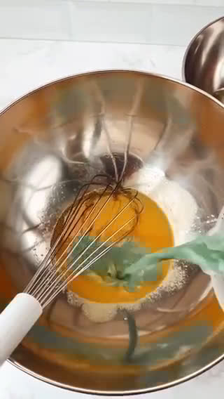 Foto del passaggio 1 della ricetta Pancake salati all’alga spirulina e crema di Taleggio 💚