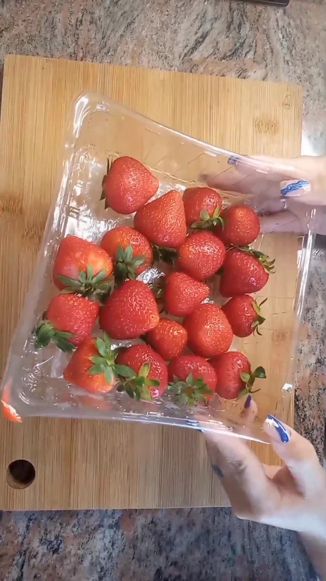 Foto del paso 1 de la receta: Bombones helados de fresa 🍓 🍫