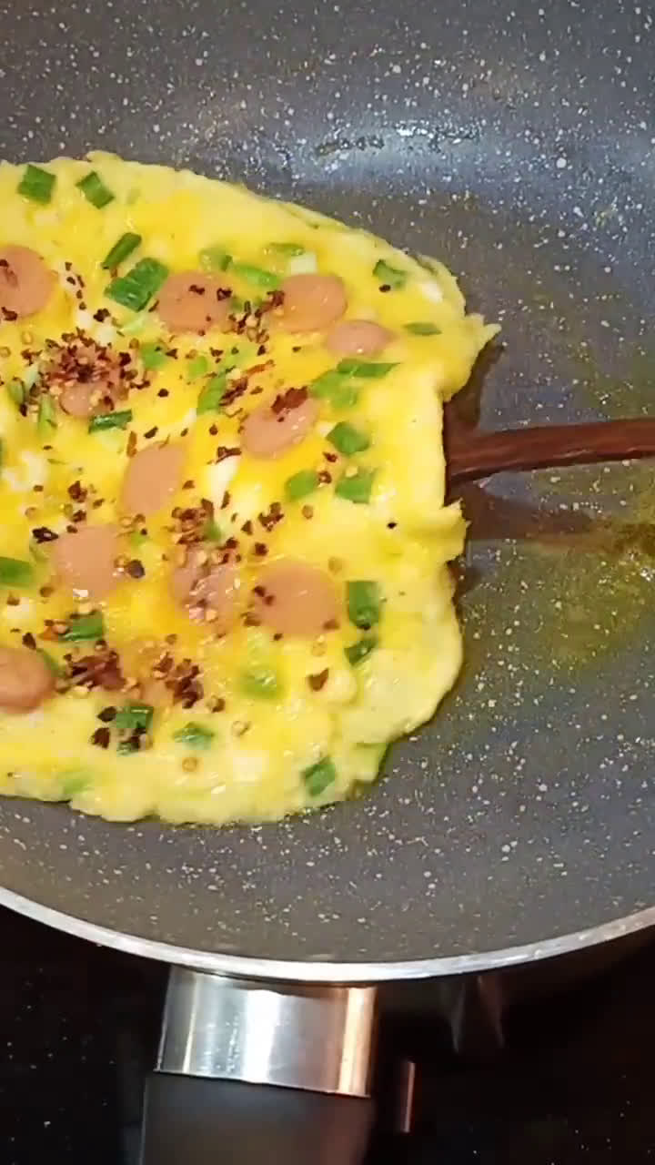 Foto langkah ke 4 dari resep Telur Dadar Sosis.