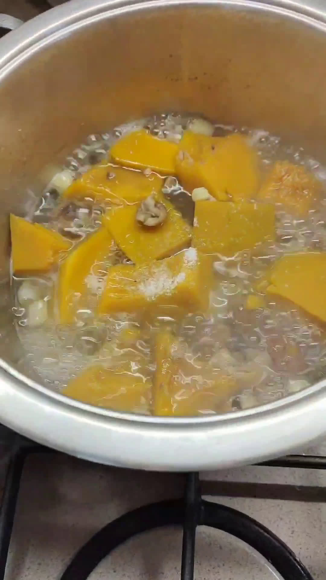 Foto del passaggio 3 della ricetta Vellutata alla zucca e castagne