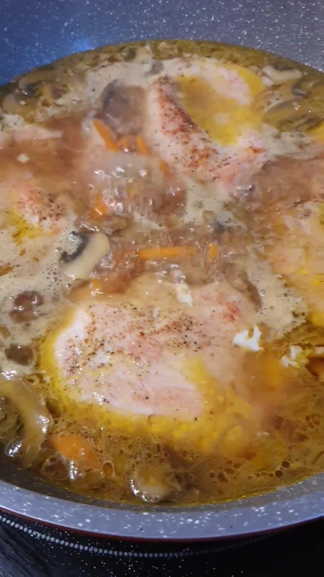 Foto del paso 3 de la receta: Pechuga de pavo en salsa de brandy con portobello y vegetales
