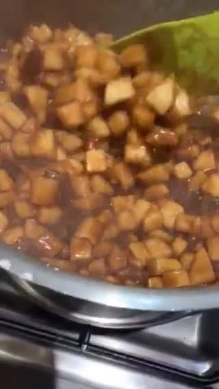 A picture of step 2 of Traditional American Apple Pie.