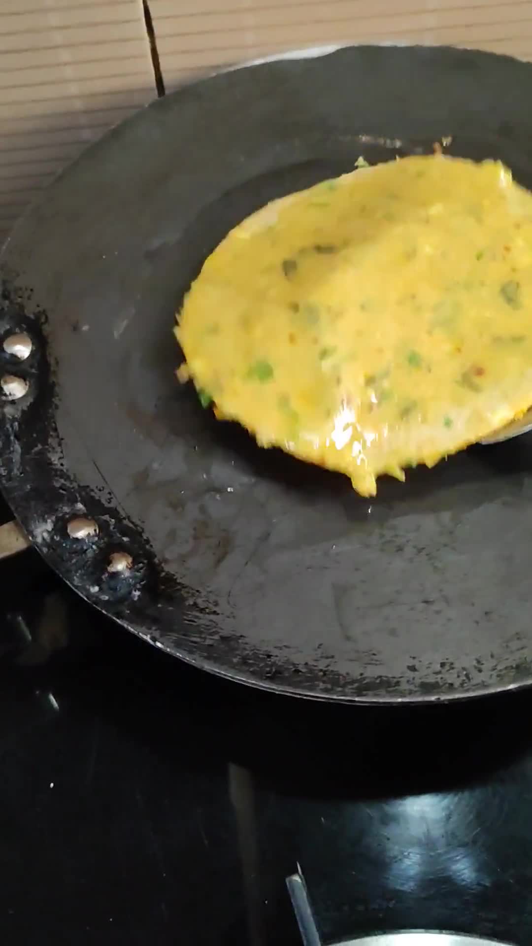 आलू कॉर्न पराठा (Aloo corn paratha recipe in hindi) रेसिपी चरण 6 फोटो
