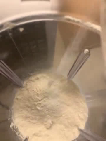 صورة لخطوة 1 من وصفة خبز للفطور بالسبانخ سريع التحضير