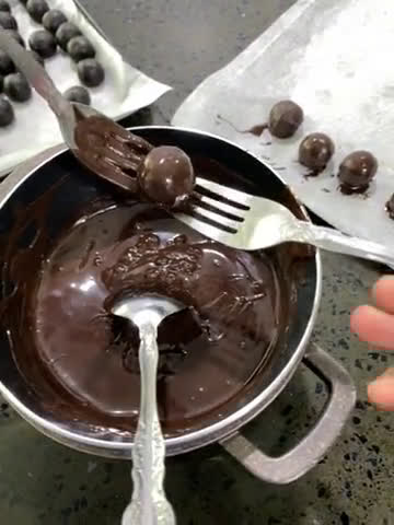 Gambar langkah 7 resipi Oreo Cheese Truffles (Treats 3 Bahan).