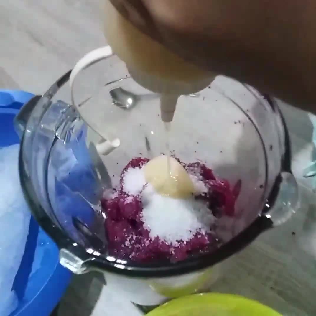 Foto langkah ke 2 dari resep Jus buah naga.