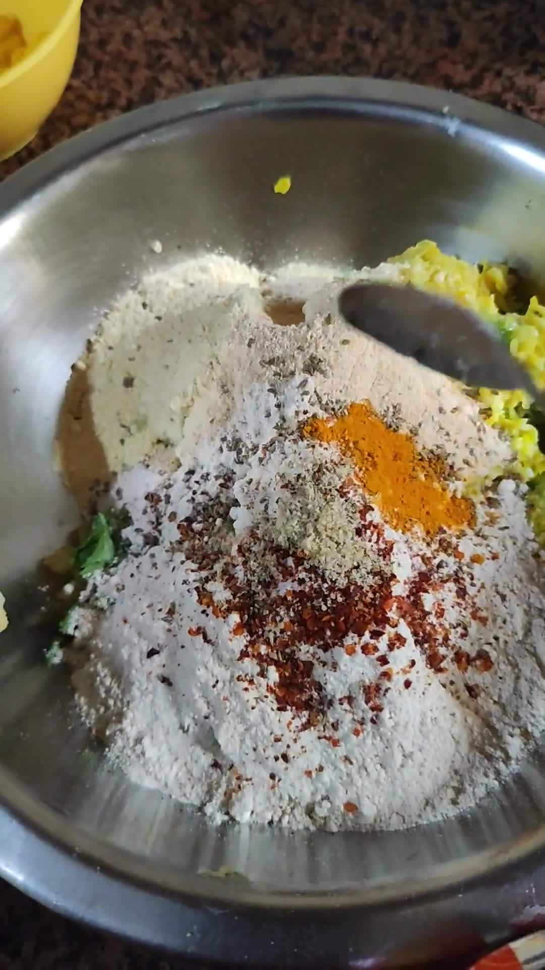 आलू कॉर्न पराठा (Aloo corn paratha recipe in hindi) रेसिपी चरण 4 फोटो