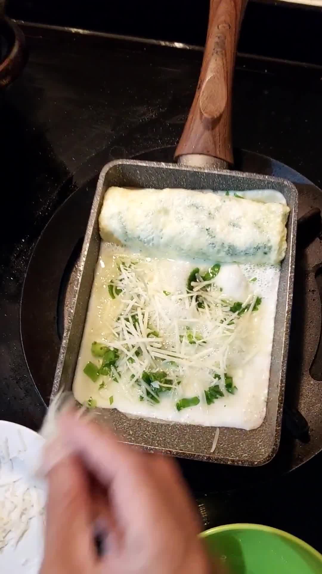 Foto langkah ke 3 dari resep Dadar Telur Gulung Isi Keju.