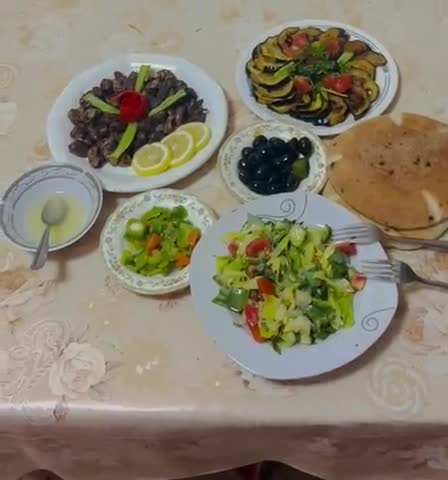 صورة لخطوة 4 من وصفة عشاء خفيف من اطباق مقبلات سلطه باذنجان قلوب دجاج مقليه