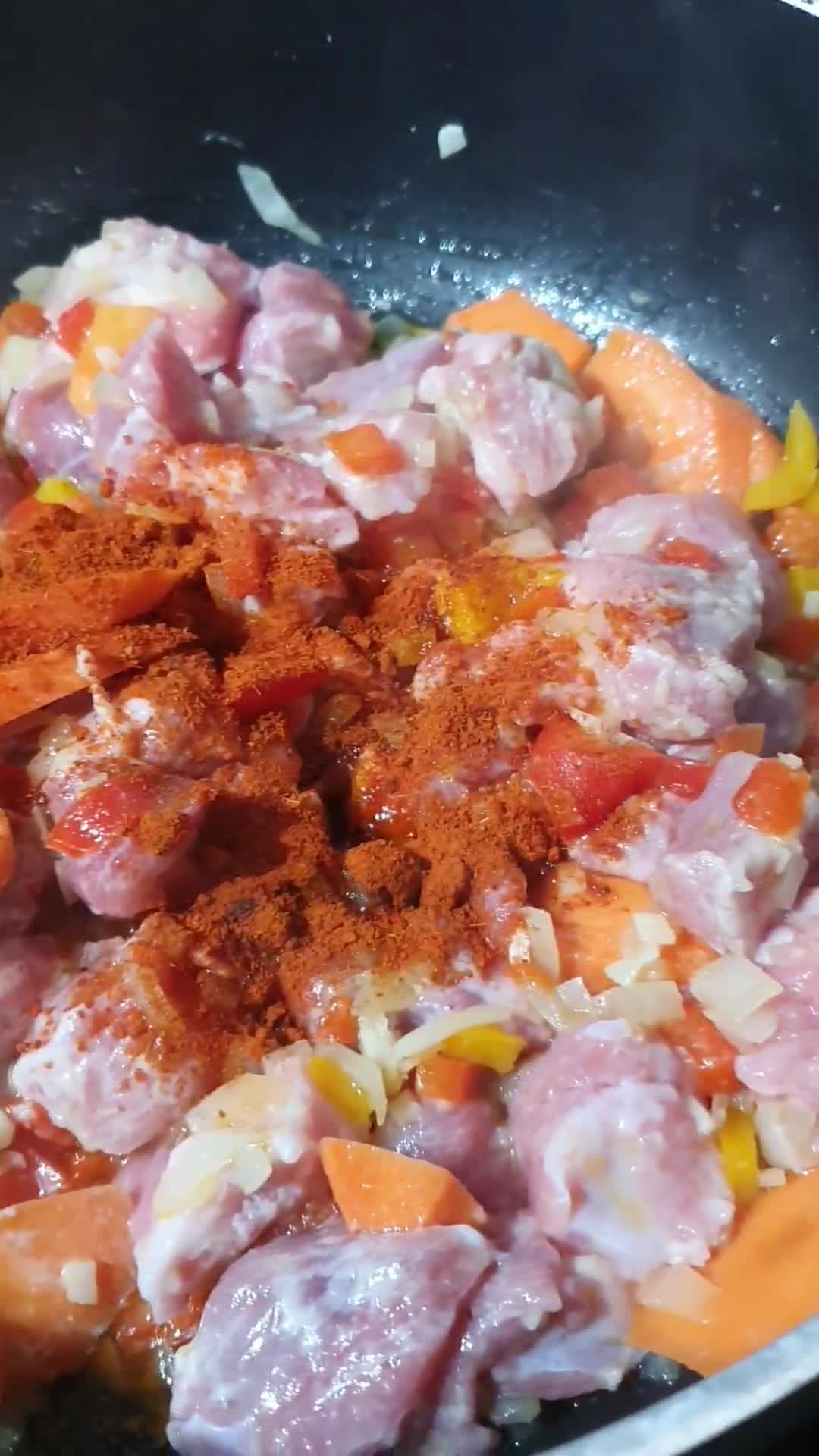 Foto del paso 2 de la receta: Estofado de cerdo con chorizo y guisantes