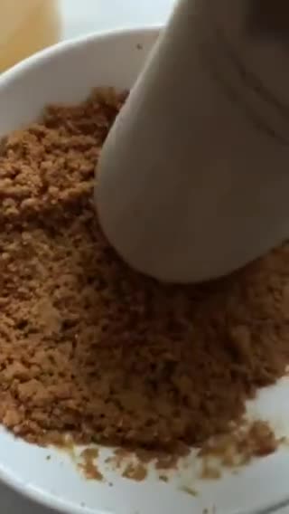 Foto del paso 11 de la receta: Tarta de queso quemada, con crumble de galletas, miel y chía