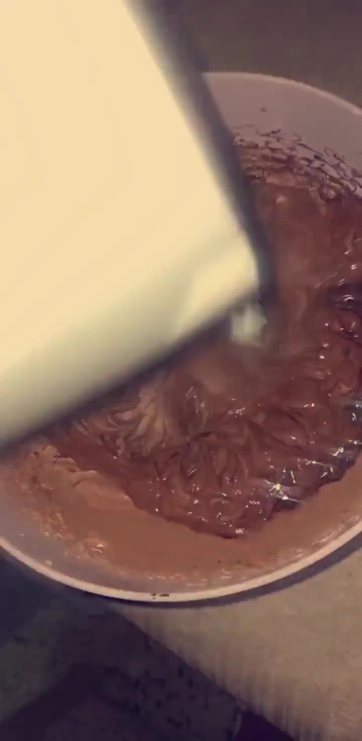 صورة لخطوة 2 من وصفة موس الشوكولاتة - La mousse au chocolat 🍫😋