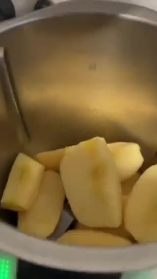 Foto del paso 7 de la receta: Bizcocho marmolado: 3-2-1 vasitos de medida, + manzana