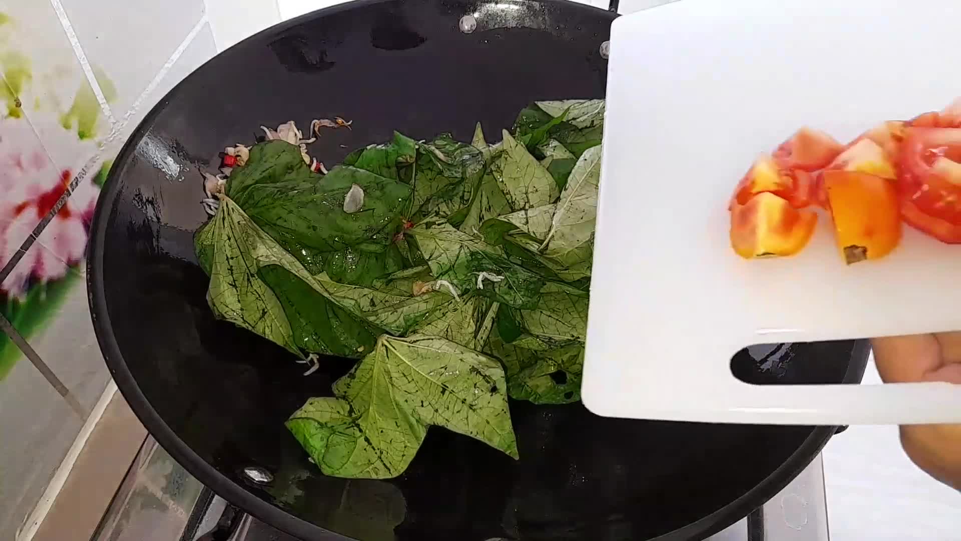 Foto langkah ke 3 dari resep Tumis Daun Ubi Rambat.