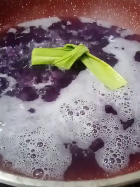 Gambar langkah 2 resipi Bubur Ubi Ungu.