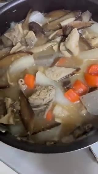 グツグツ煮込む牛のモツ煮 ホフッ作り方3写真